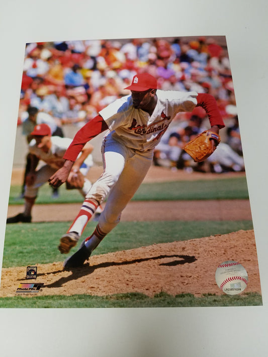 UNSIGNED Bob Gibson 8x10 Photo (fielding)
